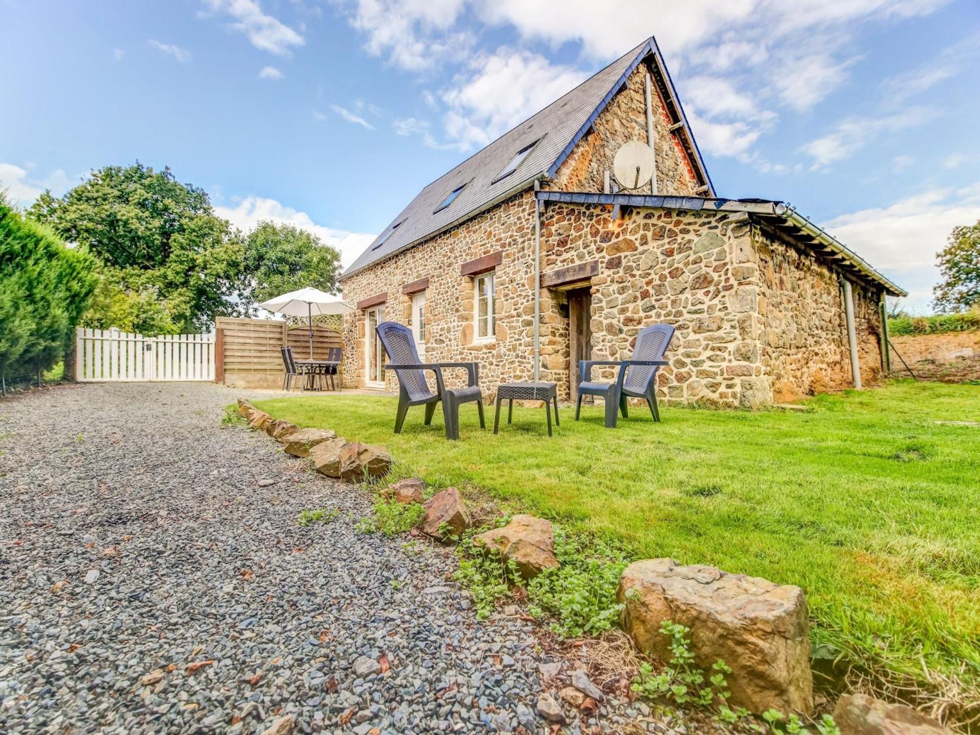 Holiday Home With Garden In Brainville Zewnętrze zdjęcie
