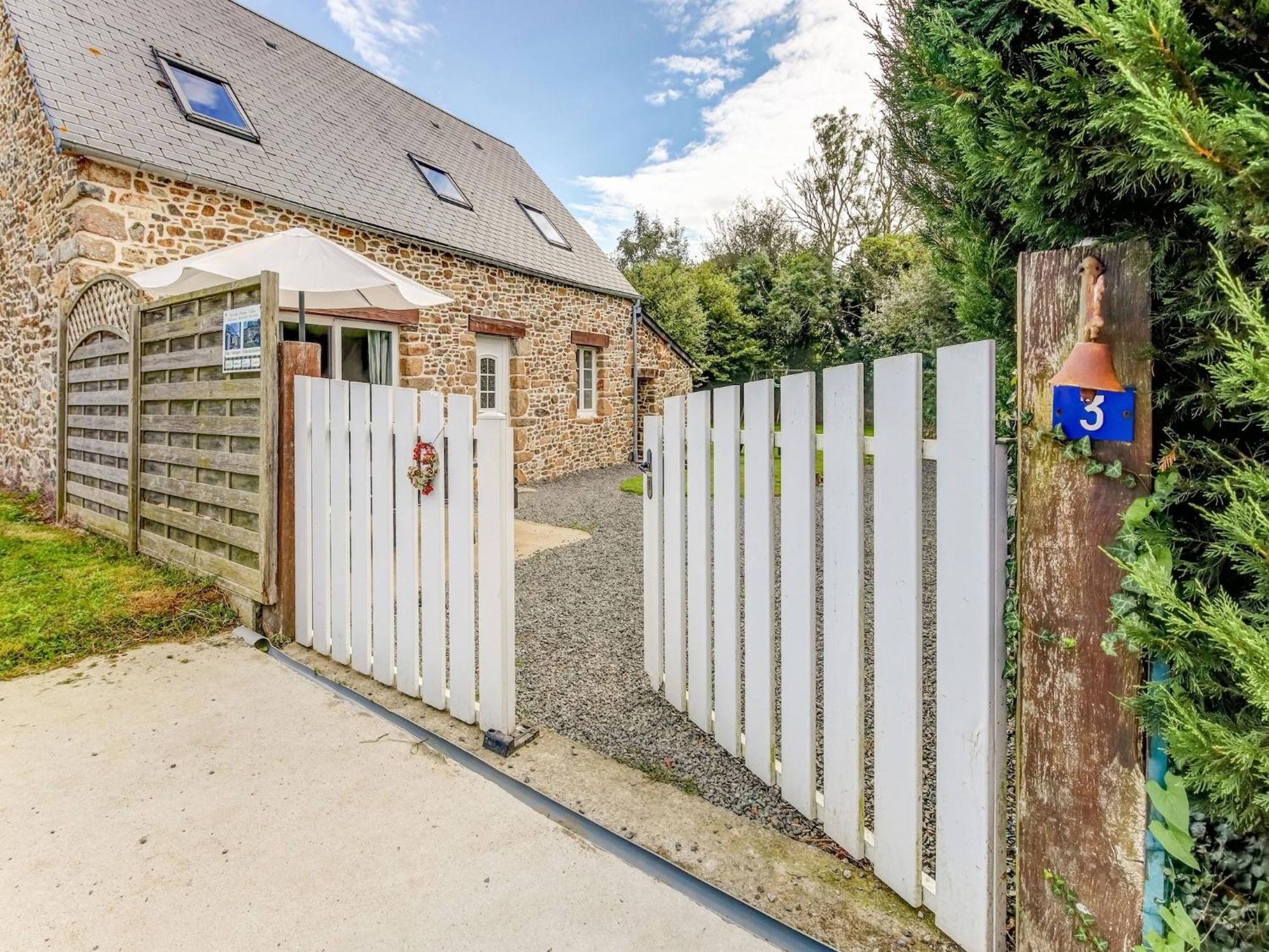 Holiday Home With Garden In Brainville Zewnętrze zdjęcie