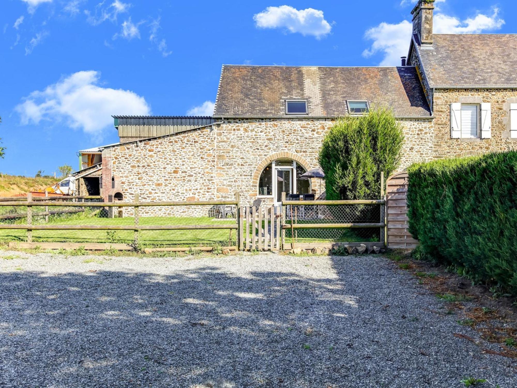 Holiday Home With Garden In Brainville Zewnętrze zdjęcie